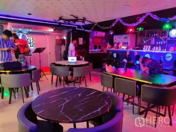 零售空间 出租在Watthana, Bangkok - 开放式餐饮区，大理石台面与发光吧台。