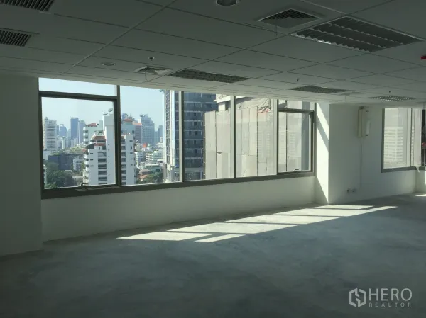 สำนักงาน ให้เช่าในKhlong Toei, Bangkok - มุมออฟฟิศติดกระจกพาโนรามา มองวิวสกายไลน์ทองหล่อ