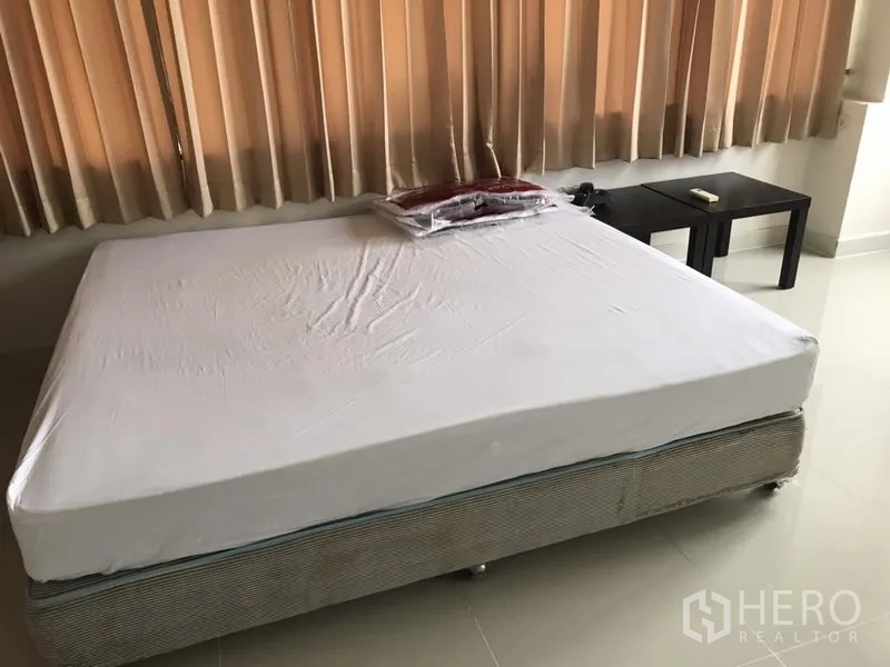 คอนโด ให้เช่าในWatthana, Bangkok - ห้องนอนสว่างพร้อมเตียงขนาดใหญ่ โต๊ะข้าง และผ้าม่านยาวเต็มบานหน้าต่าง