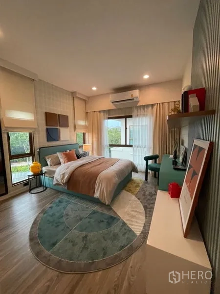 บ้าน ขายในBang Kapi, Bangkok - ห้องนอนรองกว้าง พร้อมหน้าต่างบานใหญ่ เครื่องปรับอากาศ และตกแต่งร่วมสมัย
