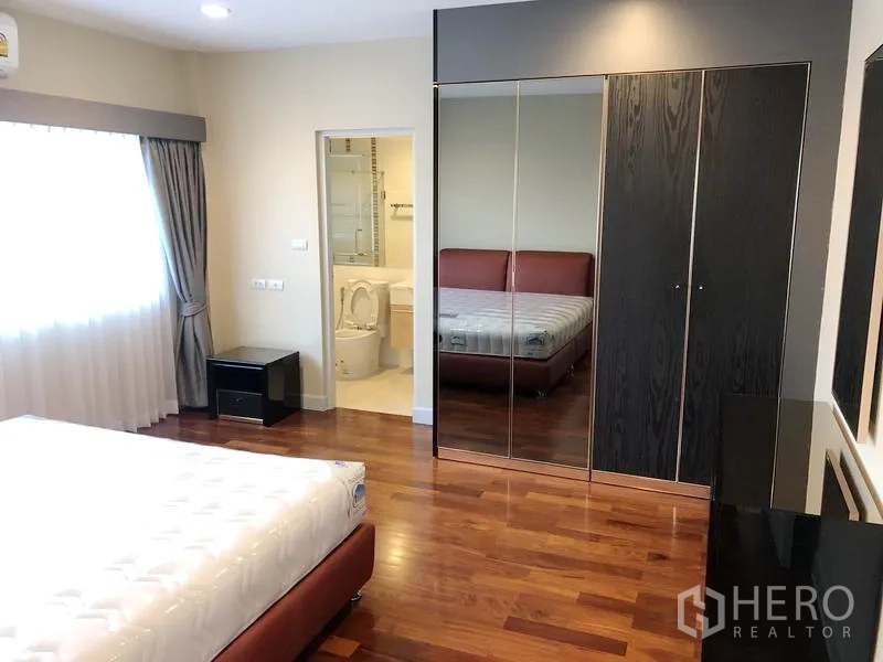 Detached House for rent or sale in Saphan Sung, Bangkok - Bright secondary bedroom with fitted wardrobe and ensuite bathroom.