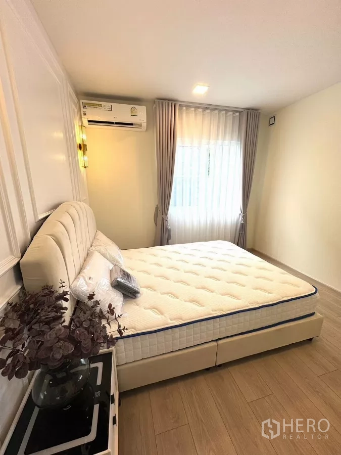 Detached House for rent in Bang Phli, Samut Prakan - Cozy bedroom with double bed, bedside table and soft lighting.