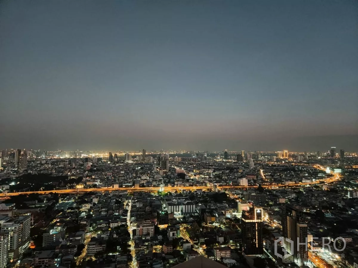 คอนโด ให้เช่าในSathon, Bangkok - วิวเมืองกรุงเทพฯพาโนรามายามค่ำคืน ถนนและตึกสว่างไสว