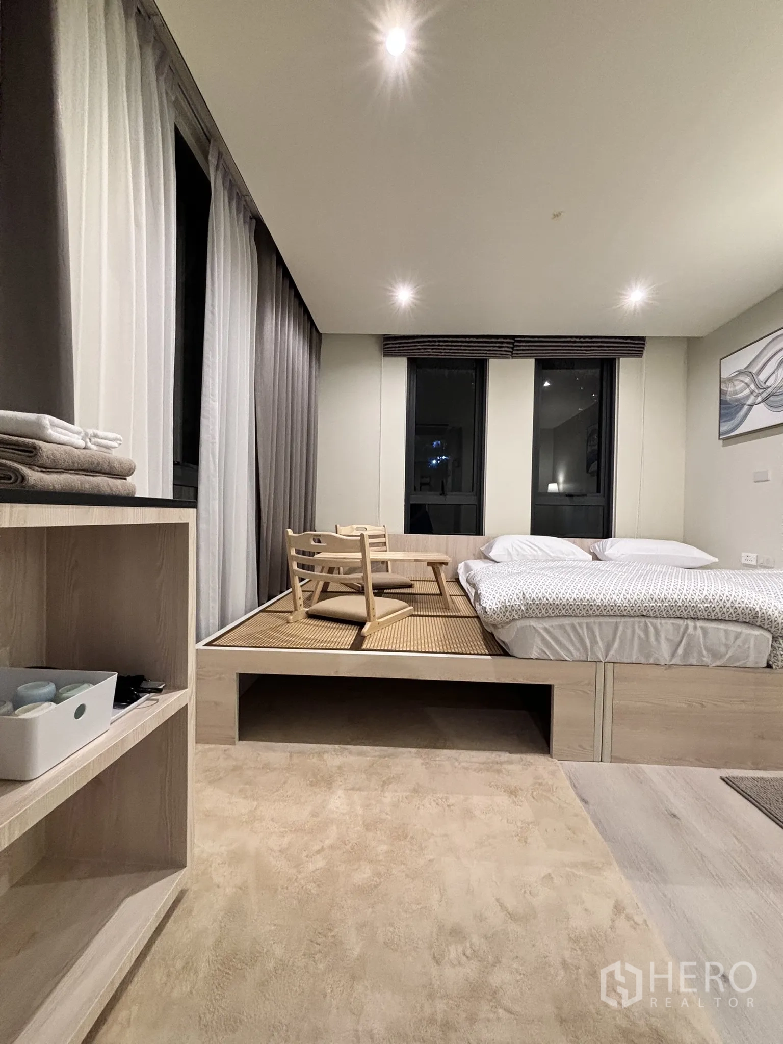 อาคารพาณิชย์ ให้เช่าในWatthana, Bangkok - อีกมุมของห้องเตียงคู่ยกสูงพร้อมโต๊ะชาเตี้ย