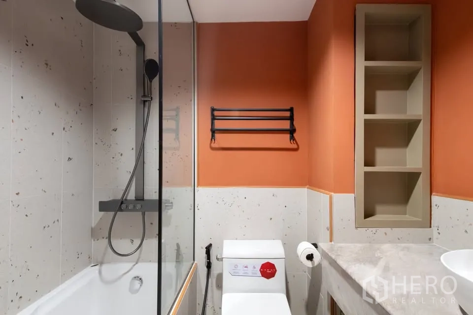 公寓 for rent in Watthana, Bangkok - 卫浴含浴缸、淋浴与橙色点缀墙。