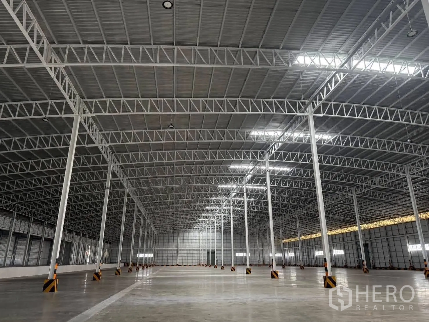 Factory for rent in Si Racha, Chon Buri - Site plan showing land boundary, access road, and warehouse footprint.