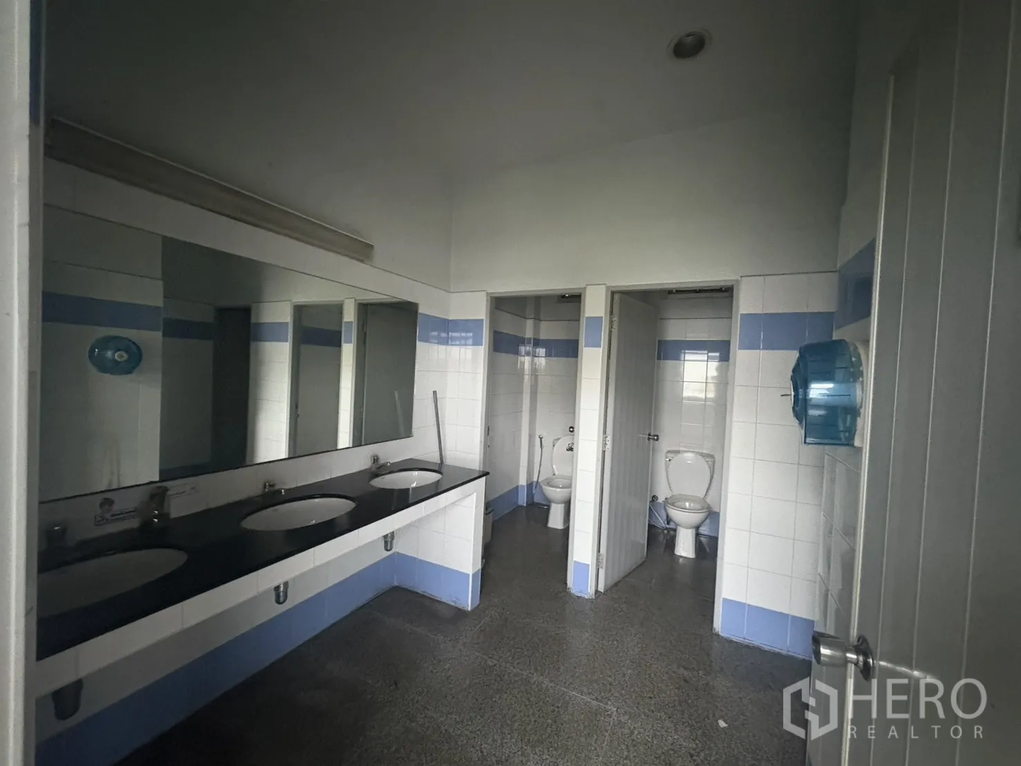 โรงงาน ให้เช่าในKhlong Toei, Bangkok - ห้องน้ำกระเบื้องสะอาด มีห้องสุขาหลายห้องและอ่างล้างหน้าแถวยาว