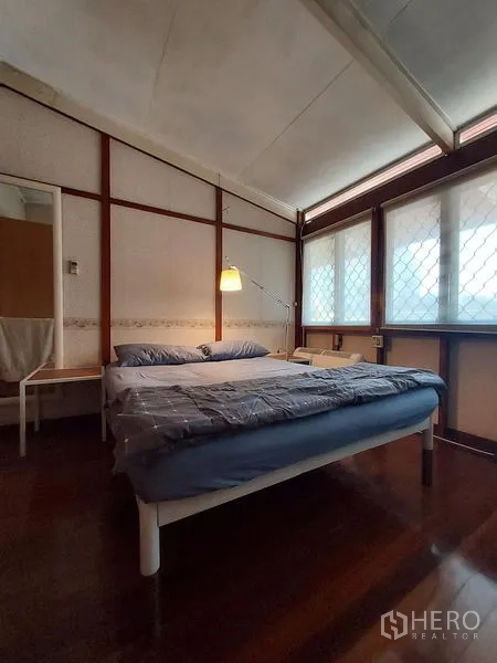 บ้าน ให้เช่าในMueang Samut Prakan, Samut Prakan - ห้องนอนสว่าง เตียงคู่ หน้าต่างมุม พื้นไม้ขัดมัน