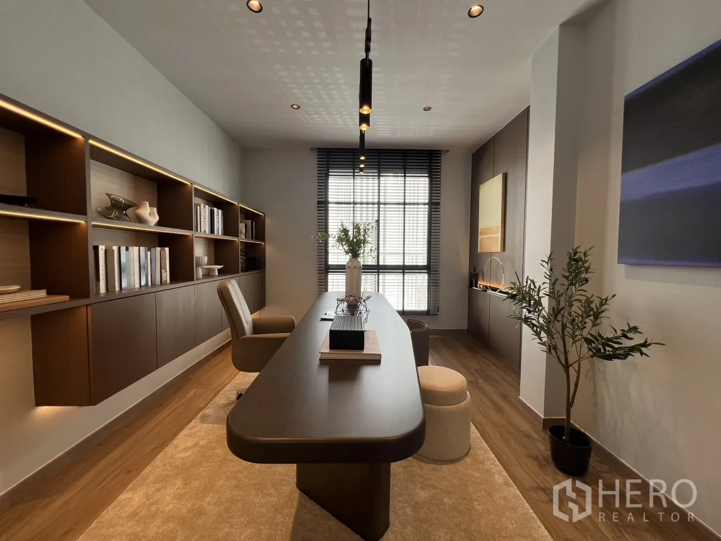 Townhouse for rent in Mueang Samut Prakan, Samut Prakan - Study room facing a window with blinds, feature shelving and pendant lights.