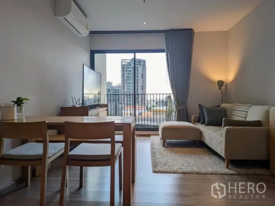 คอนโด ให้เช่าในWatthana, Bangkok - ห้องนั่งเล่นและรับประทานอาหารสว่าง มีระเบียงวิวเมือง คอนโดวัฒนา ใกล้บีทีเอสเอกมัย