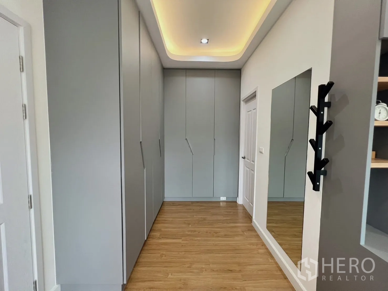 独立式住宅 出租或出售在Khlong Luang, Pathum Thani - 衣柜走廊，大镜面与木地板