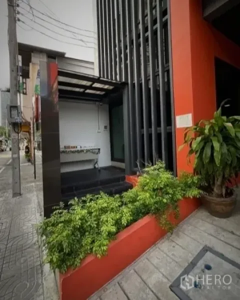 อาคารพาณิชย์ ให้เช่าหรือขายในKhlong Toei, Bangkok - ทางเข้าอาคารชั้นถนนพร้อมกระบะปลูกต้นไม้และระแนงแนวตั้ง