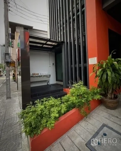 อาคารพาณิชย์ ให้เช่าหรือขายในKhlong Toei, Bangkok - ทางเข้าอาคารชั้นถนนพร้อมกระบะปลูกต้นไม้และระแนงแนวตั้ง