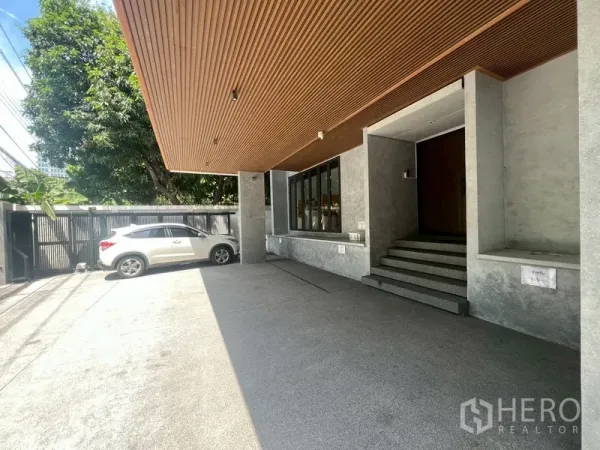 带办公室的家 出租或出售在Phra Khanong, Bangkok - 有顶车棚与主入口，木质天花和台阶