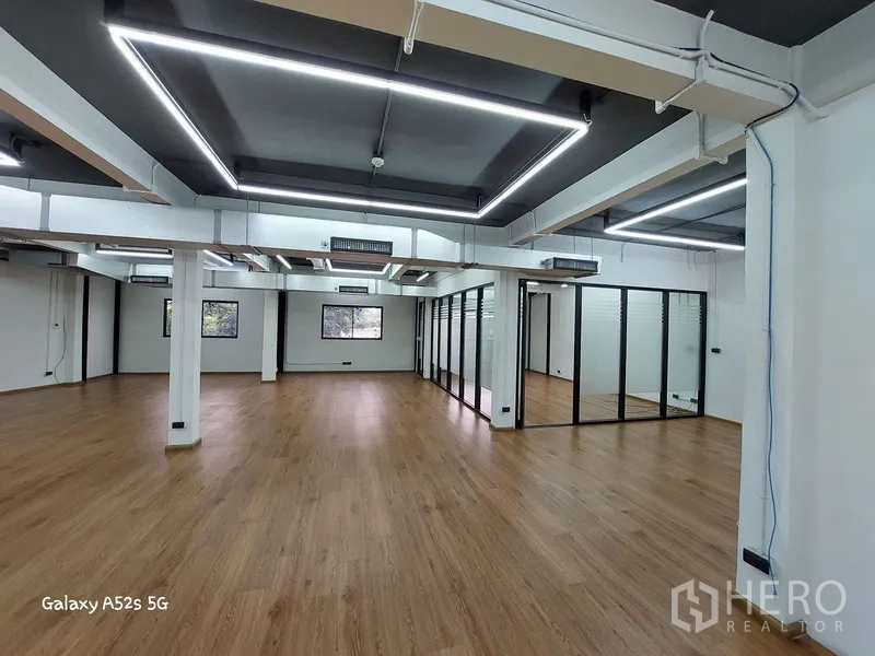 สำนักงานที่บ้าน ให้เช่าในKhlong Toei, Bangkok - สำนักงานเปิดมุมห้องประชุมกระจก มองเห็นวิวต้นไม้จากหน้าต่าง