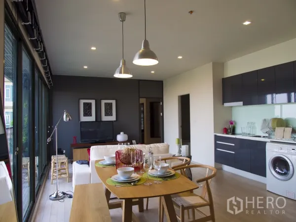 คอนโด ให้เช่าในWatthana, Bangkok - ห้องนั่งเล่นและรับประทานอาหารแบบเปิดโล่ง พร้อมครัวบิลท์อิน กระจกเต็มบานและโคมไฟแขวน