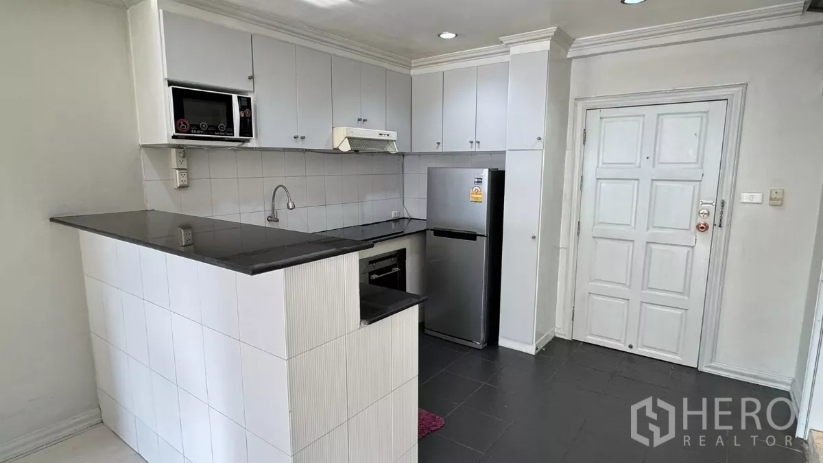 คอนโด ให้เช่าในKhlong Toei, Bangkok - มุมครัวพร้อมเคาน์เตอร์บาร์ ตู้เย็น และเตาอบบิวท์อิน