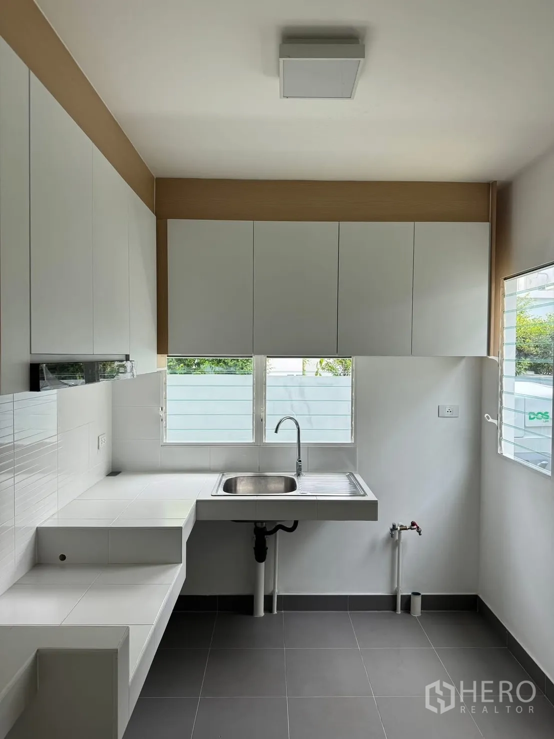 บ้านเดี่ยว for rent in Bang Phli, Samut Prakan - ครัวสะอาดมีเคาน์เตอร์บิลต์อิน ตู้ลอย และอ่างล้างจานสแตนเลส