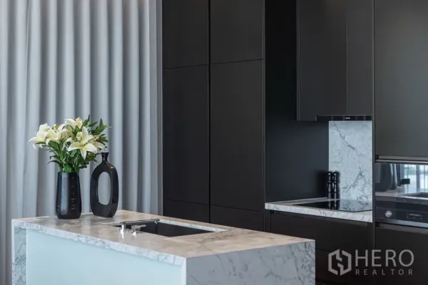 คอนโด ขายในWatthana, Bangkok - ครัวดีไซน์โมเดิร์นตู้สีดำ เกาะครัวหินอ่อนพร้อมอ่างล้าง