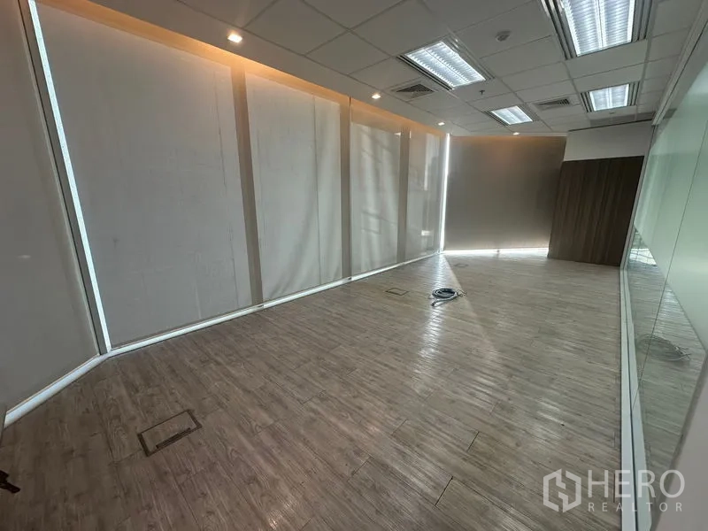 สำนักงาน ให้เช่าในKhlong Toei, Bangkok - ออฟฟิศส่วนตัว พื้นลายไม้ ไฟเพดาน และมู่ลี่ทึบแสง