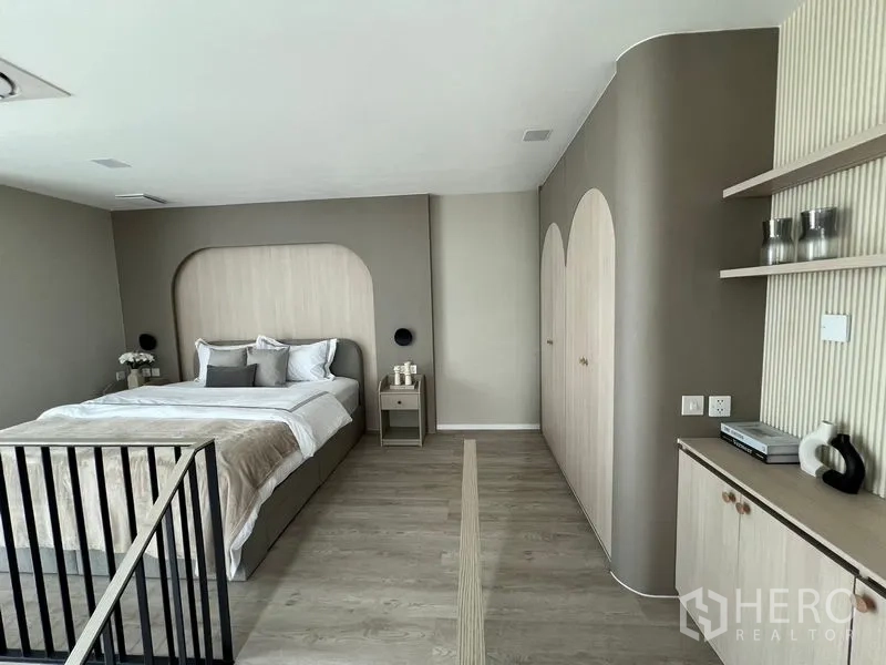 Detached House for rent in Saphan Sung, Bangkok - Upper bedroom with arched wood accents, built-in wardrobes and shelves.
