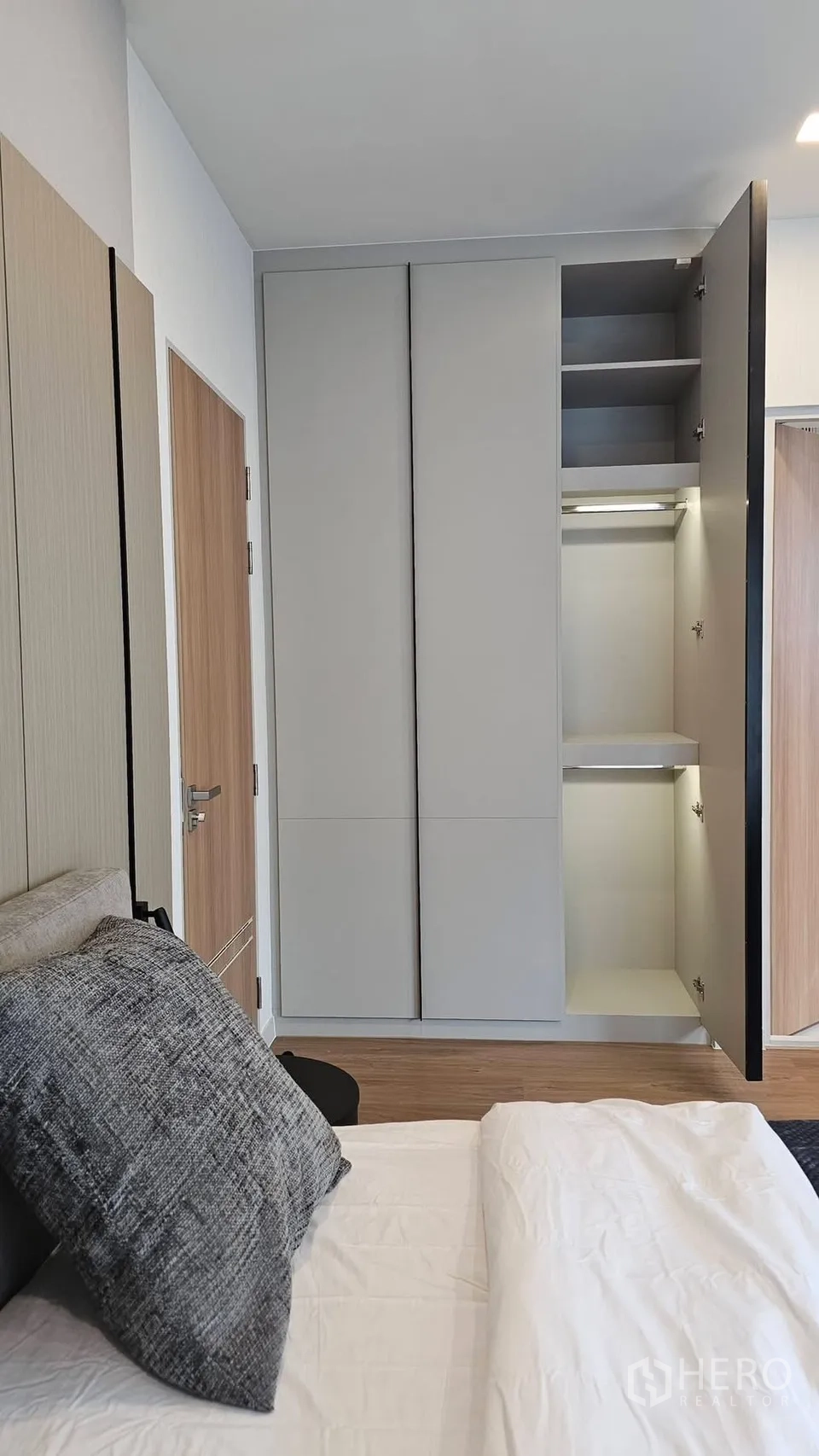 บ้านเดี่ยว for rent in Bang Phli, Samut Prakan - ห้องนอนพร้อมเตียงและตู้เสื้อผ้าบิลต์อินบานใหญ่มีชั้นวางของ.
