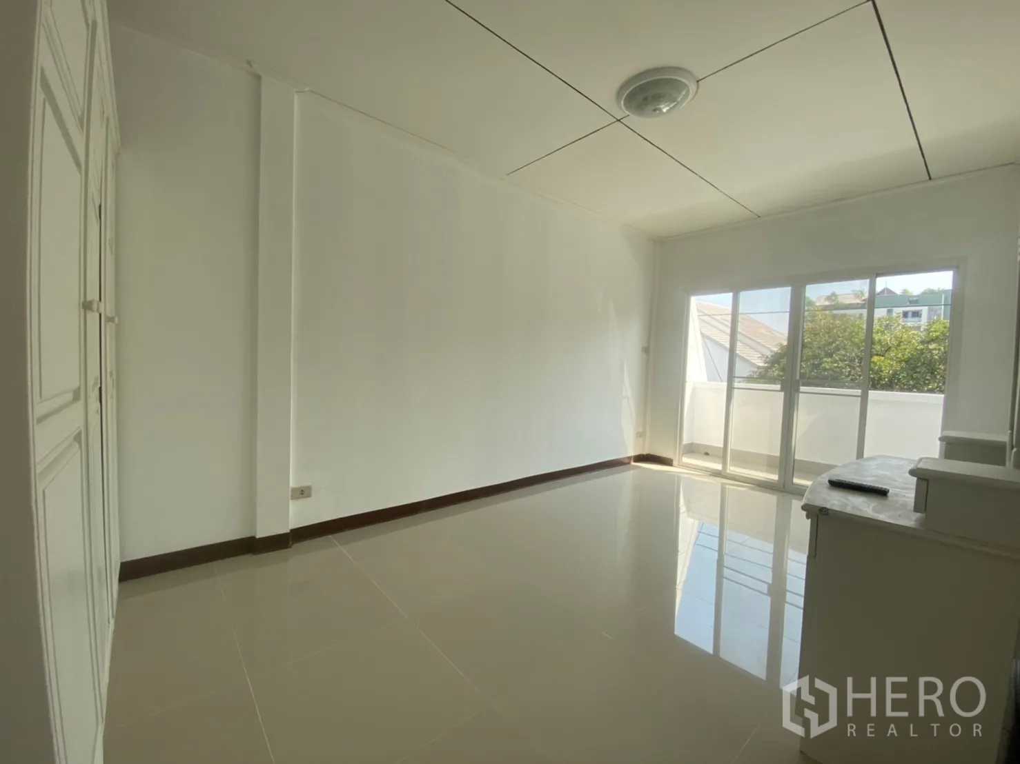 联排别墅 出租在Watthana, Bangkok - 卧室带推拉门通阳台，配置内置衣柜