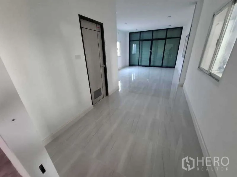 货栈 出租或出售在Bang Phli, Samut Prakan - 办公室走廊，带门及玻璃隔断通向工作区