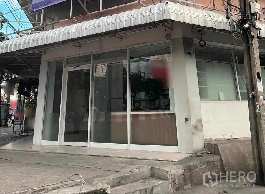 零售空间 出租在Chatuchak, Bangkok - 曼谷乍都节转角店面，整面玻璃立面与滑动门，配有雨棚与人行道入口。