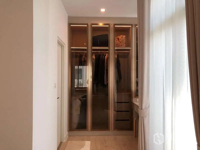 บ้าน ขายในBang Sao Thong, Samut Prakan - วอล์กอินคลอเซ็ตประตูกระจกพร้อมไฟ LED และราวแขวนเสื้อ