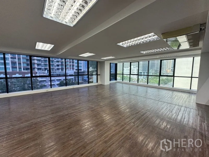 สำนักงาน ให้เช่าในSathon, Bangkok - ห้องมุมวิวเมืองกว้างด้วยกระจกเต็มความสูง.