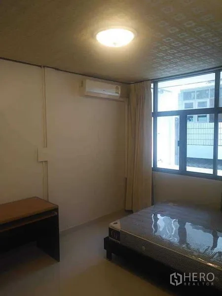 ทาวน์เฮาส์ ให้เช่า - ห้องนอนมีเครื่องปรับอากาศ หน้าต่างบานใหญ่ ผ้าม่าน และเตียง