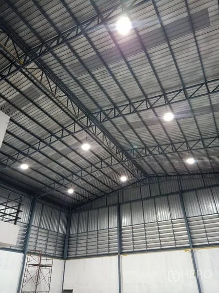 คลังสินค้า ให้เช่าในBang Phli, Samut Prakan - โครงหลังคาเพดานสูงแบบเหล็ก พร้อมไฟ LED สว่างและช่องระบายอากาศ