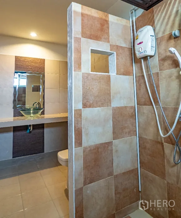 ทาวน์เฮาส์ ให้เช่าในKhlong Toei, Bangkok - ห้องน้ำปูกระเบื้องพร้อมโซนฝักบัว เครื่องทำน้ำอุ่น และอ่างแก้ว