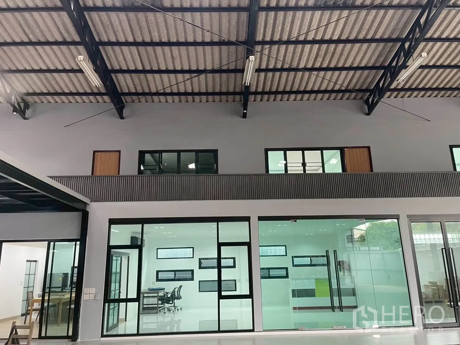 โกดัง for rent in Taling Chan, Bangkok - อาคารสำนักงานกั้นกระจกภายในโกดังพร้อมช่องหน้าต่างชั้นบน.