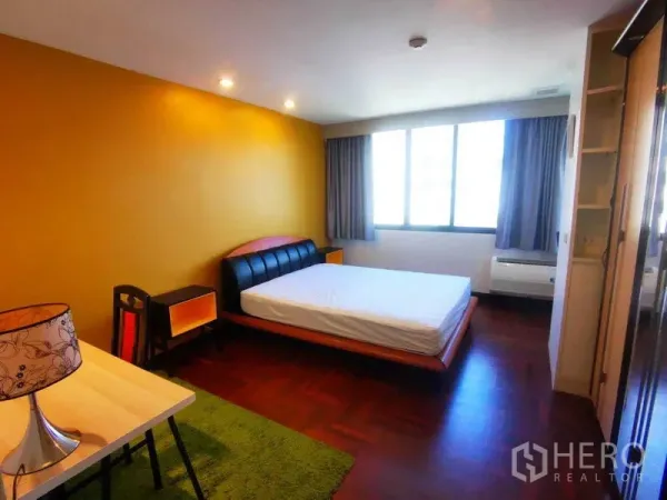 คอนโด ให้เช่าในKhlong Toei, Bangkok - ห้องนอนผนังสีเหลือง เตียงคู่ โต๊ะทำงาน หน้าต่างบานใหญ่ พื้นไม้ปาร์เกต์