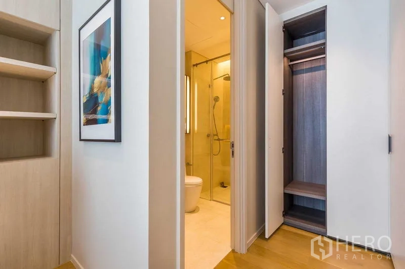 คอนโด ขายในPathum Wan, Bangkok - ห้องน้ำรองสว่าง ตู้อาบน้ำกระจก อ่างล้างหน้า และโถสุขภัณฑ์