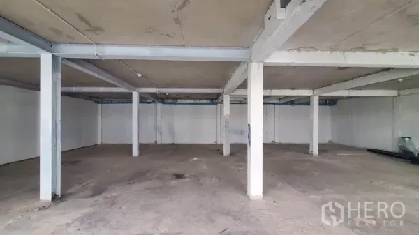 办公空间 出租在Phaya Thai, Bangkok - 大型长方形工作区，裸露梁与多根支撑柱，毛坯状态便于定制布局。