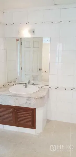 บ้าน ให้เช่าในPhra Khanong, Bangkok - ห้องน้ำโทนขาว กระเบื้องทั้งห้อง เคาน์เตอร์หินอ่อน อ่างล้างหน้า กระจกบานใหญ่ และประตู