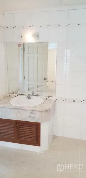 บ้าน ให้เช่าในPhra Khanong, Bangkok - ห้องน้ำโทนขาว กระเบื้องทั้งห้อง เคาน์เตอร์หินอ่อน อ่างล้างหน้า กระจกบานใหญ่ และประตู