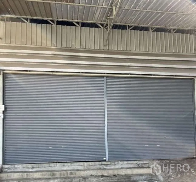 คลังสินค้า ให้เช่าในBang Khae, Bangkok - ด้านหน้าโกดัง ประตูม้วนเหล็กบานกว้าง พร้อมกันสาดสำหรับโหลดสินค้า