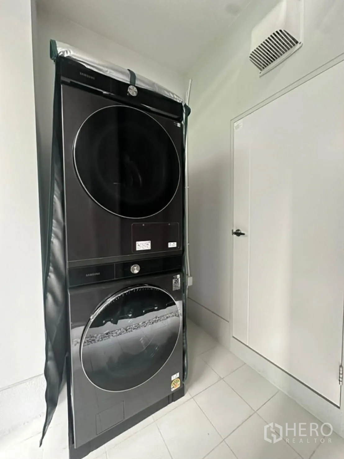 บ้านเดี่ยว for rent in Bang Phli, Samut Prakan - เครื่องซักผ้าและเครื่องอบผ้าแบบหน้าตั้งซ้อนในมุมซักรีดขนาดกะทัดรัด