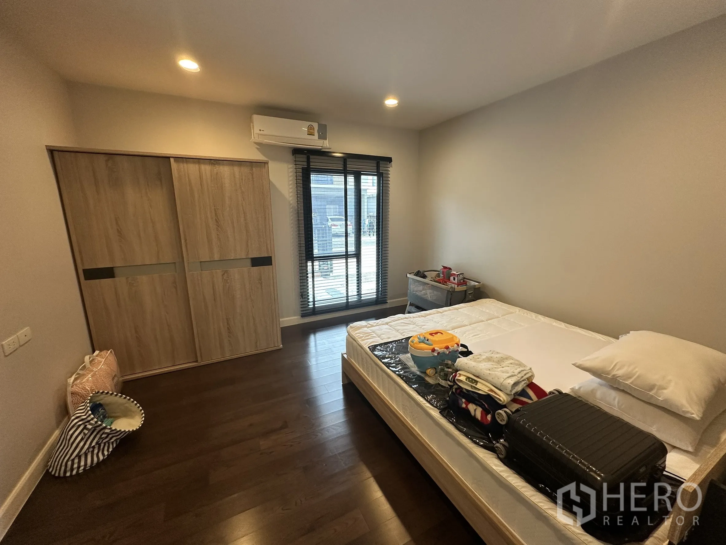 บ้าน ให้เช่าในLam Luk Ka, Pathum Thani - ห้องนอนพร้อมตู้เสื้อผ้าบานเลื่อนและมู่ลี่หน้าต่าง