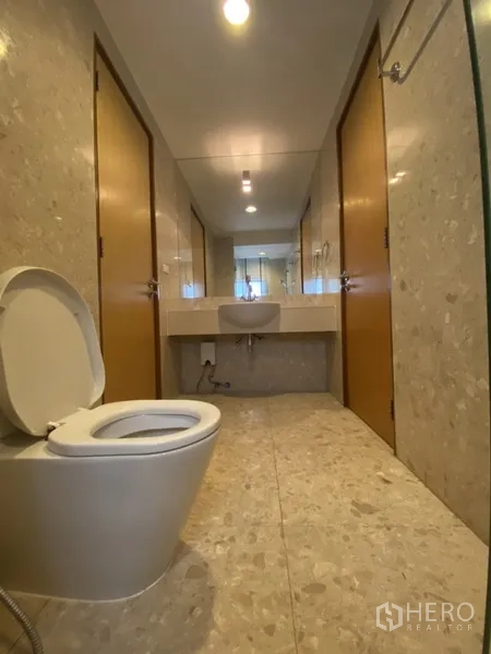 อพาร์ทเมนท์ ให้เช่าในWatthana, Bangkok - ห้องน้ำยาวมีอ่างล้างหน้าและโถสุขภัณฑ์ โทนหินสีอ่อน.