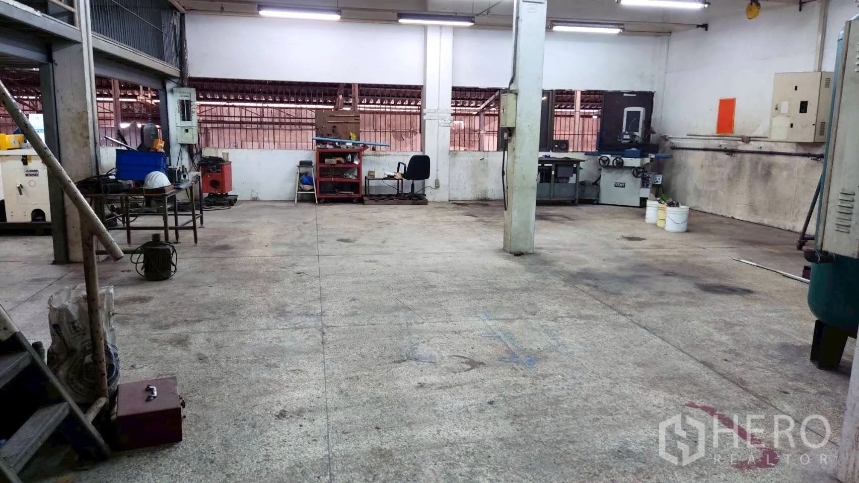 工厂 for sale in Lat Krabang, Bangkok - 工业作业区内有立柱、工具与设备沿墙摆放。