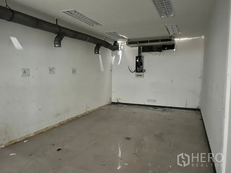 Warehouse for rent in Suan Luang, Bangkok - Utility room with AC unit, ventilation ducting and tiled flooring.