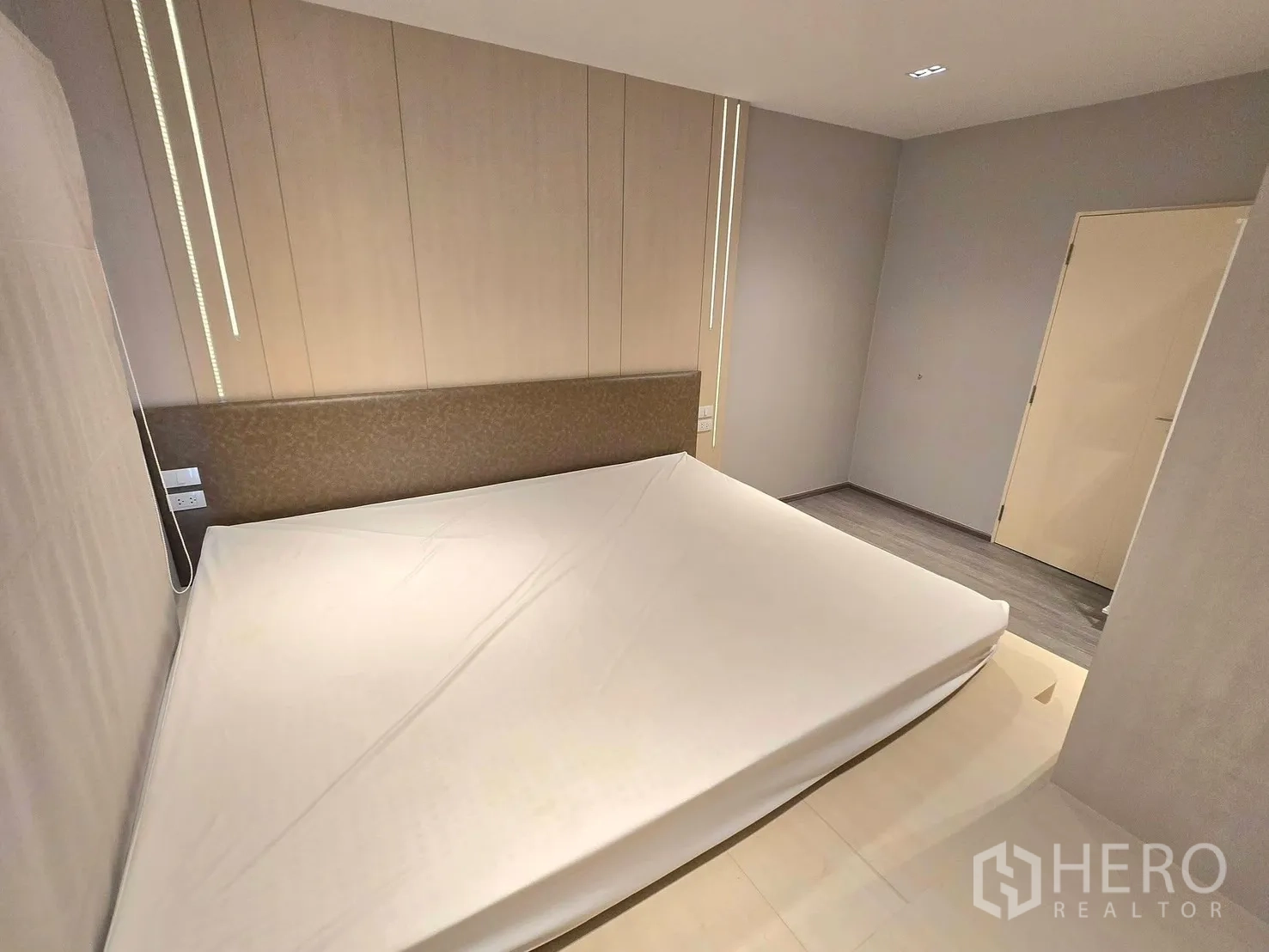 Townhouse for rent in Bang Phli, Samut Prakan - Spacious bedroom with platform bed and minimalist panel detailing.