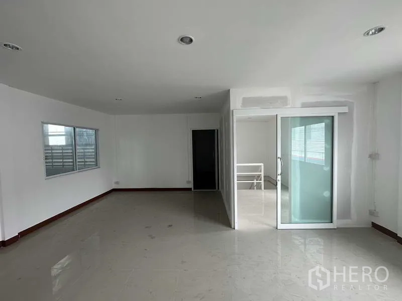 คลังสินค้า ให้เช่าในSamut Prakan - สำนักงานชั้นสอง กั้นกระจกบานเลื่อนและหน้าต่างมองเห็นฮอลล์.