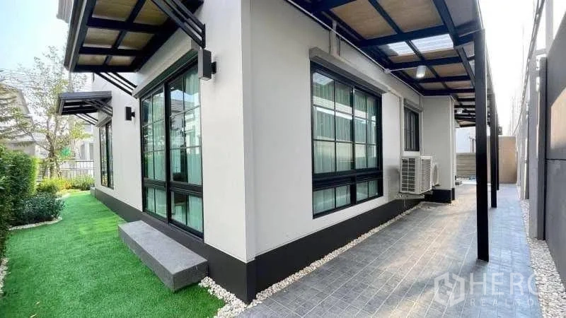 บ้านเดี่ยว for rent or sale in Bang Phli, Samut Prakan - สวนข้างบ้านปูหญ้าเทียม หน้าต่างบานใหญ่ และกันสาด