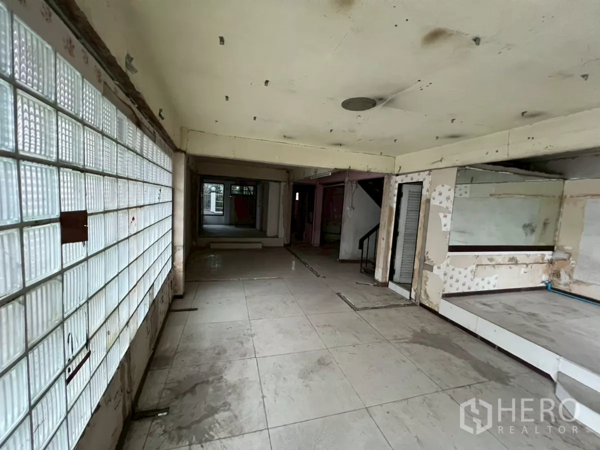 店屋 出租在Watthana, Bangkok - 另一角度的开放式空间，可见玻璃砖与楼梯入口。